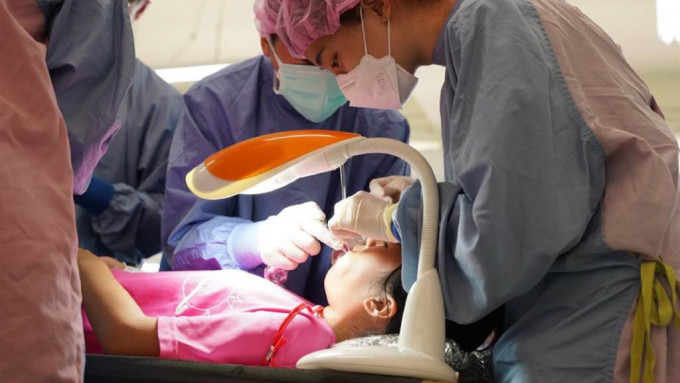 台湾牙医提醒，每半年定期检查、涂氟及正确刷牙是守护孩子口腔健康重要关键。网上图片