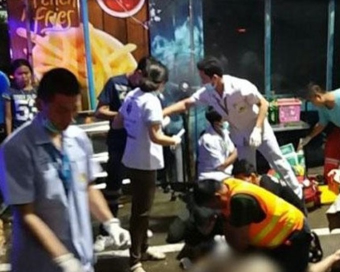 泰国曼谷商场外枪击案导致最少2死。网上图片