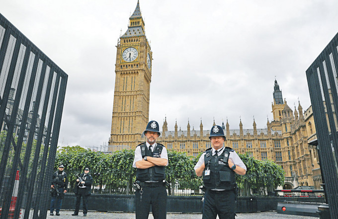 英国议会门外，有警员驻守戒备。