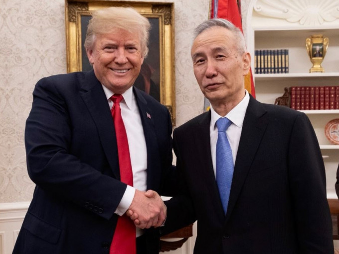 特朗普（左）曾于今年5月在白宫椭圆形办公室会见刘鹤（右）。资料图片