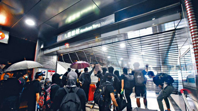 案發當晚，九龍塘港鐵站遭人破壞。資料圖片