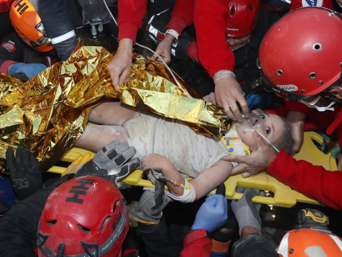爱琴海地震再传奇迹，4岁女童困91小时获救。AP图片