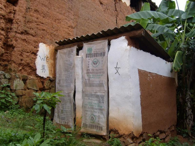 农村许多厕所过分简陋。网上图片