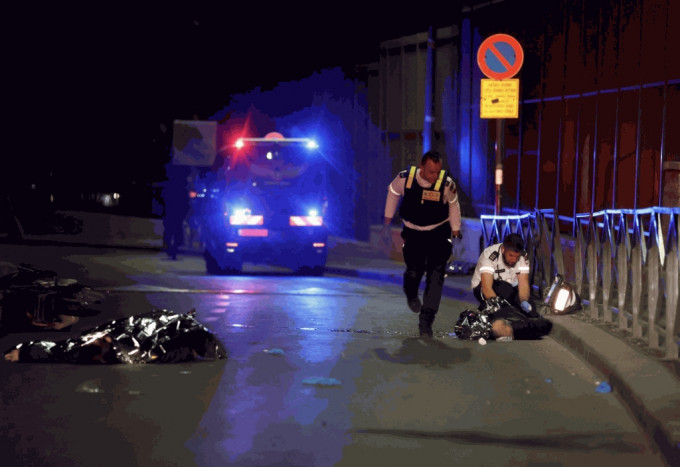 教堂外马路是案发现场之一，以色列警察在处理其中一具尸体。路透社