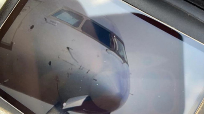 華夏航空一架飛機外層風擋破裂。網圖