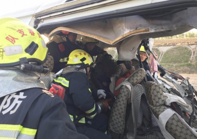 消防員在現場拯救被困乘客。（網圖）