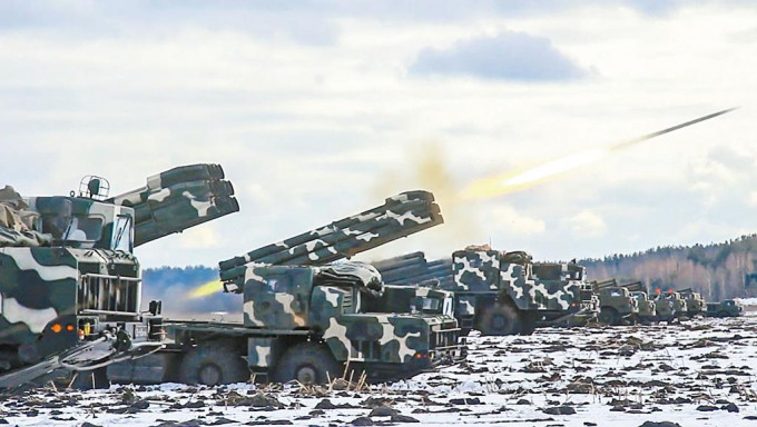 俄羅斯和白俄羅斯正在白俄舉行聯合軍演，圖為俄軍「斯莫奇」火箭炮發射火箭。