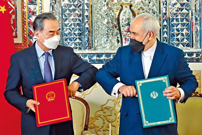 ■王毅与伊朗外长签订为期二十五年的协定。