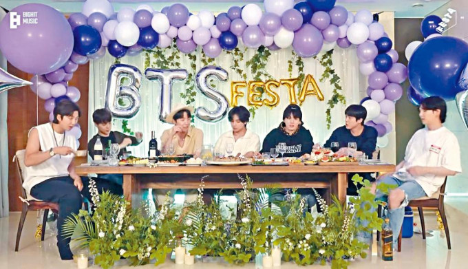 BTS 7名成员在聚餐中起初有讲有笑，之后在酒精发挥作用后，就尽诉心中情。