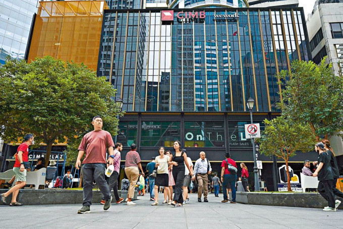 新加坡萊佛士坊金融區上周四午膳時間，外出用膳的上班族大多不戴口罩。