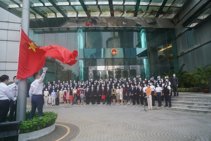外交部驻港公署举行升旗仪式。网上图片
