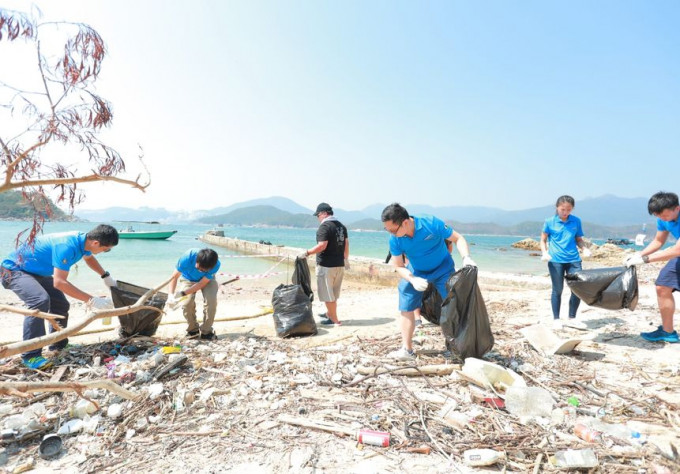 义工合共清理约95公斤海底及海滩上的垃圾。