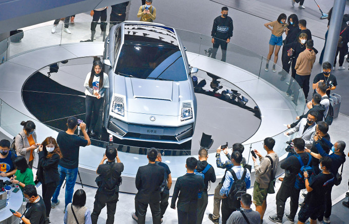 ■广州正举行国际车展，吸引大批人士进场。