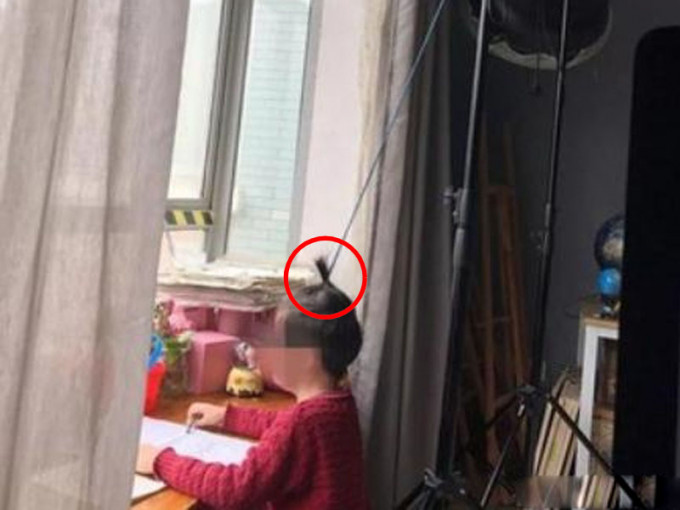 湖南长沙一位爸爸逼6岁儿学古人「悬梁刺股」 。(网图)