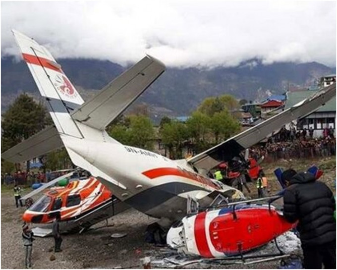 小型飞机和两架直升机都受损。网图