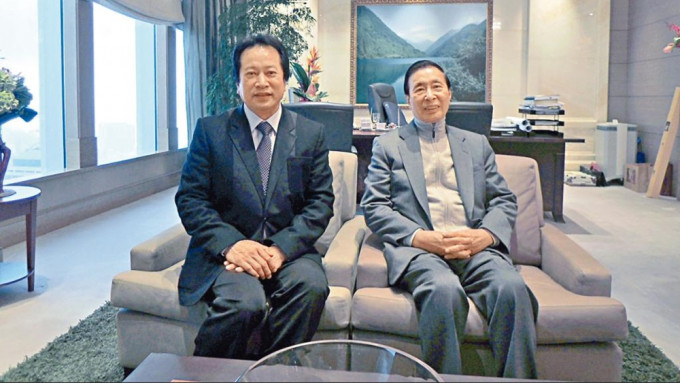 区永华与恒基四叔李兆基稔熟，两人摄于中环国金办公室。