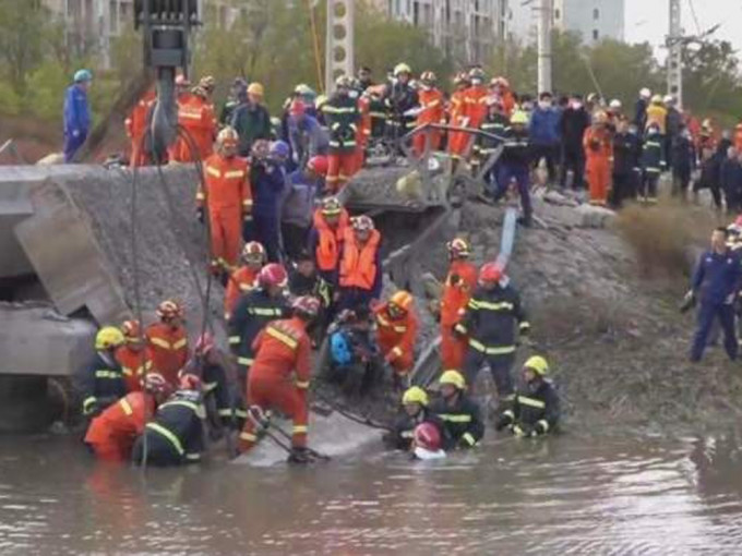 天津鐵路橋坍塌事故增至8死。(網圖)