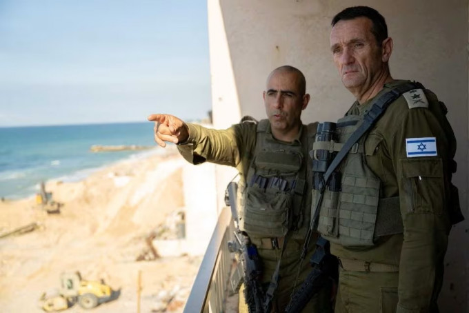  以色列总参谋长哈勒维上月中在加沙听取军官简报。路透社