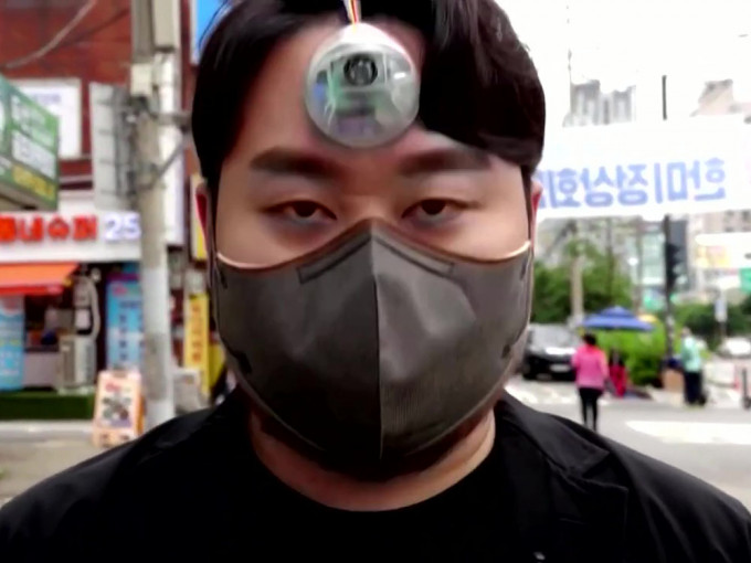 為救低頭族韓設計師發明「第3隻眼」，可偵測障礙物發出警告。（影片截圖）