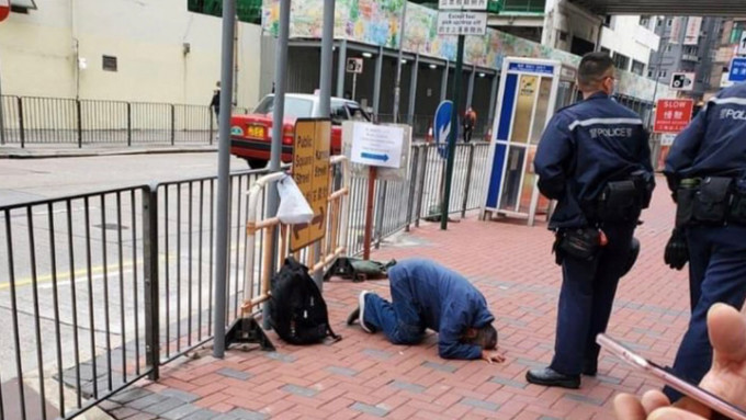 網上流傳一張男子向警員下跪圖片。網圖