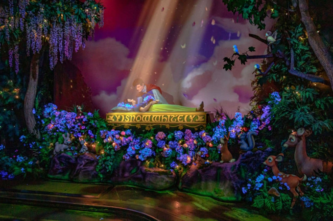 迪士尼白雪公主游戏设施「白雪公主的魔法愿望」王子吻公主一幕被批评不尊重对方，引发争论。（网图）