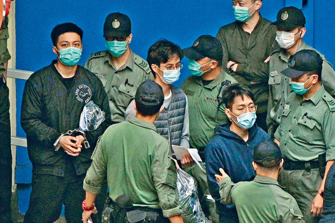 ■（左起）李予信、柯耀林及伍健伟被押上囚车前往高院应讯。