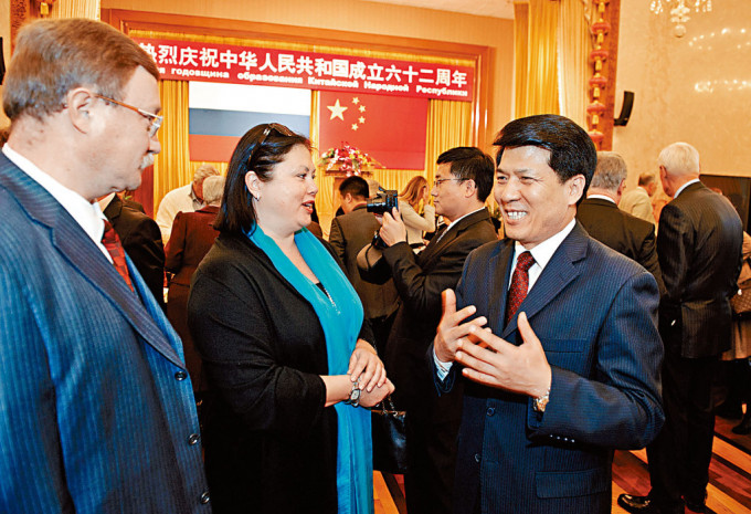 李辉（右）是「俄国通」，长期负责欧亚事务，图为2011年中国国庆招待会上他与来宾交谈。