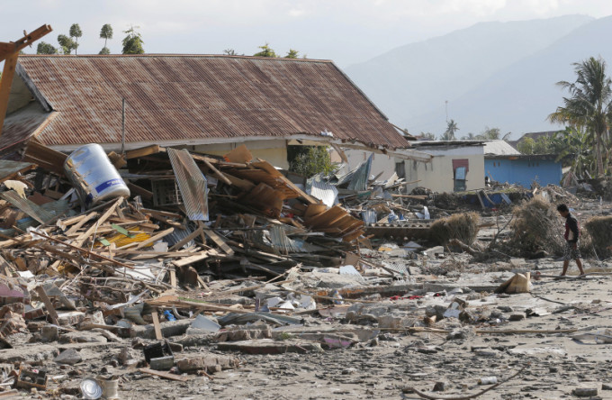 印尼苏拉威西岛地震及触发的海啸至今造成逾一千二百人死亡，重灾区帕卢市，大量建筑物倒塌。AP