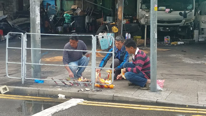 死者家屬到場路祭。