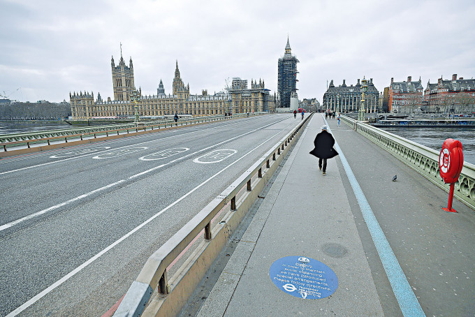英格兰今年三月第三度封城，期间通往国会的伦敦西敏桥行人稀少。