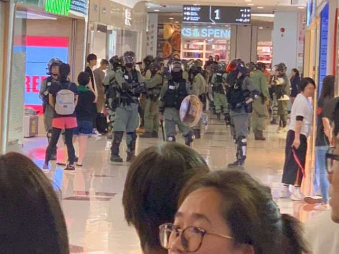 防暴警察進入荷里活廣場。慈雲山資訊交流Clark Wong‎ 圖片