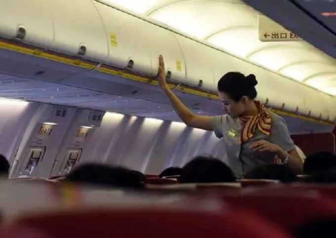 航空公司可以決定乘客在飛機上使用手機。新華社圖片