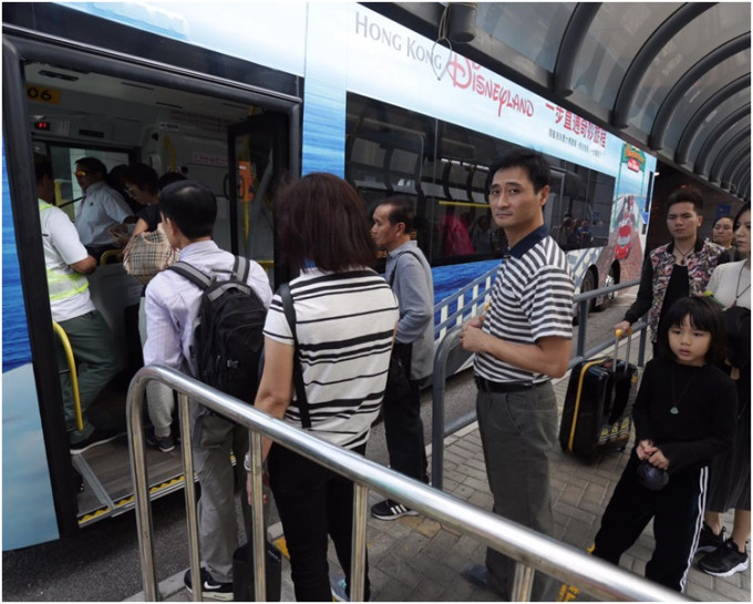 今早旅客毋須排隊就可上車。