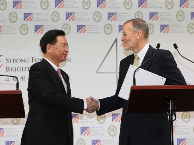 美国在台协会（AIT）处长郦英杰与台湾的外交部长吴钊燮。