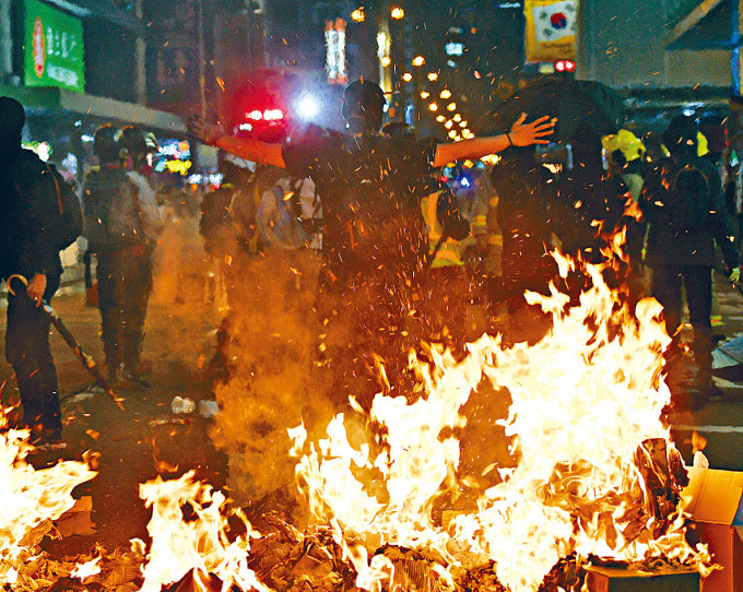 大批示威者于去年二月二十九日在旺角一带聚集并堵路，其间更出现火光熊熊。