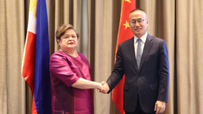 7月2日，外交部副部长陈晓东同菲律宾外交部副部长拉扎罗在马尼拉共同主持召开中菲南海问题双边磋商机制第九次会议。（外交部图片）