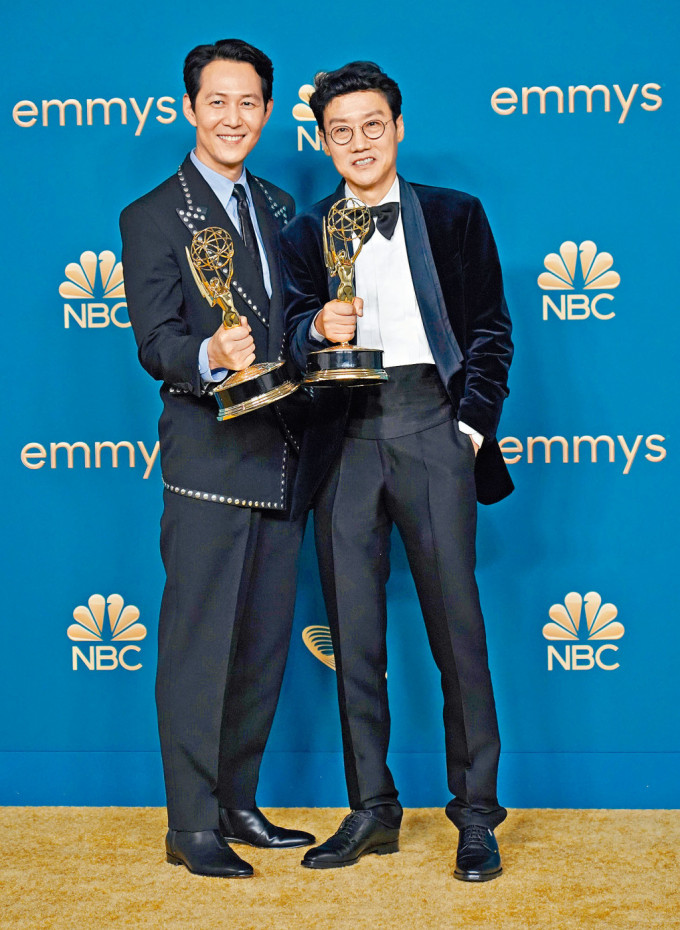 李政宰（左）和黃東赫憑《魷魚遊戲》奪得劇情組視帝及導演，齊齊成為首位獲該獎的亞洲人。