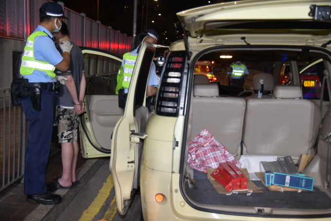 警方在車內檢獲逾萬支私煙，男司機被捕。