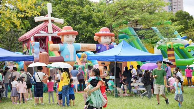 深水埗南昌公园一连两日举办免费同乐日，庆祝七一回归。