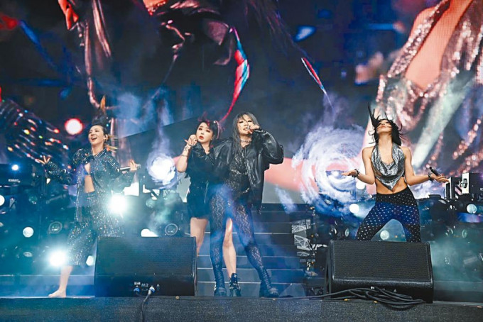 2NE1相隔6年半再合體勁歌熱舞，令fans相當驚喜。