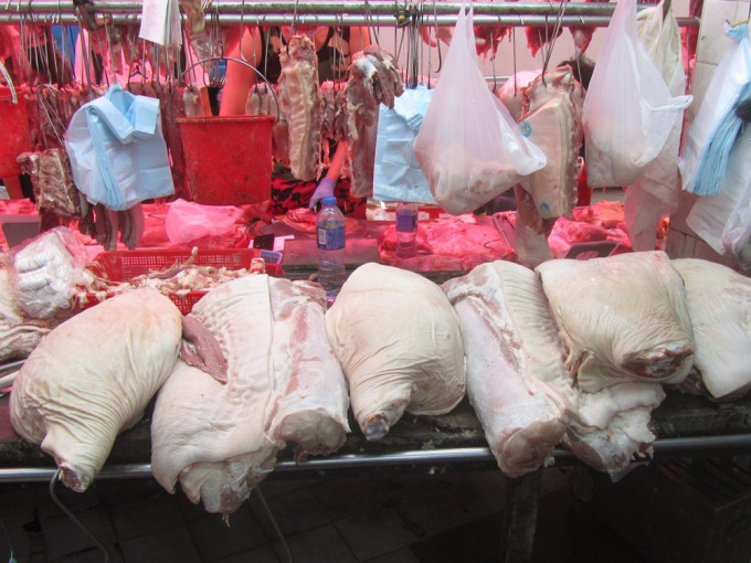 食環署今日在灣仔區4間店鋪合共檢獲約450公斤懷疑冰鮮肉、冷藏肉及冷藏家禽。政府新聞處圖片