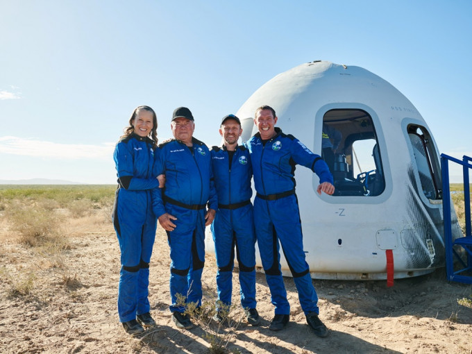 威廉沙纳(左二)与另外三名一同完成太空旅程返回地地。路透社图片