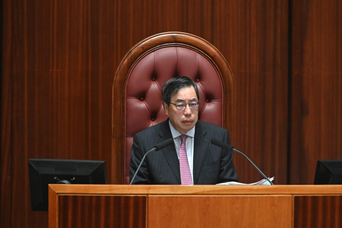 主席梁君彦表示收到政府公函，需要暂停会议处理。