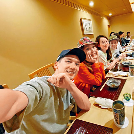 ■關智斌與祖兒在日本會合開餐。