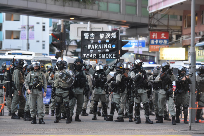 去年11月荃湾有示威者聚集，防暴警员到场。 资料图片