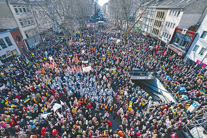 德國科隆民眾周一遊行支持烏克蘭。