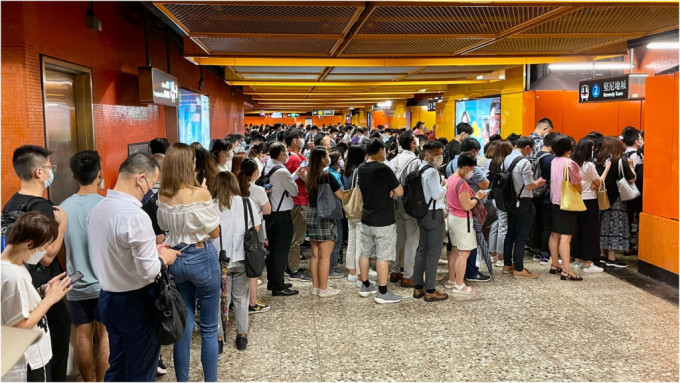 北角站挤满赶上班的市民。