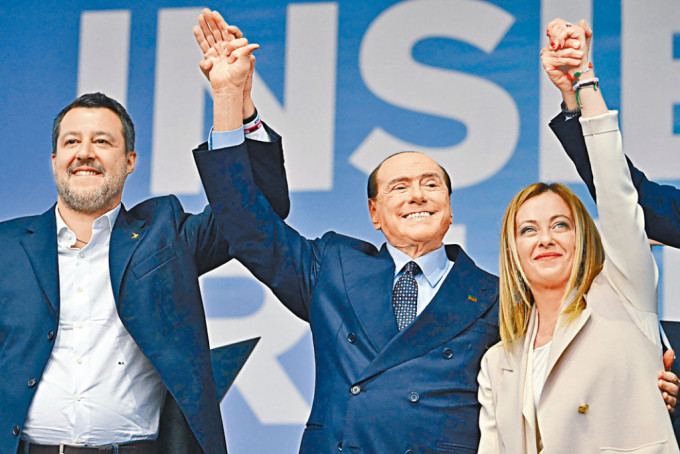 梅洛尼上周與盟友聯盟黨黨魁薩爾維尼（左）和意大利力量黨黨魁貝盧斯科尼（中），在羅馬聯手拉票。