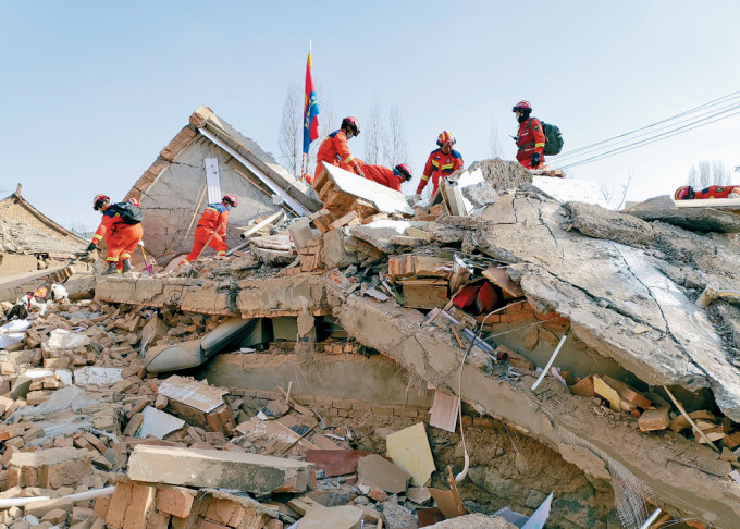 甘肅臨夏州積石山縣發生6.2級強震，救援人員在瓦礫中尋找生還者。