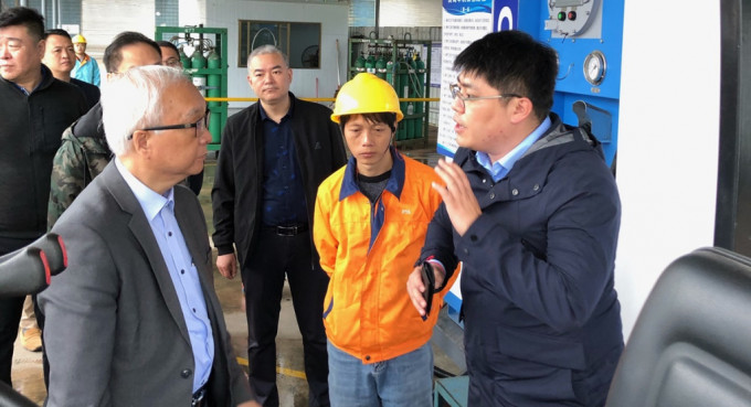 谢展寰到访广州及佛山，期间参观氢源电车和加氢站等示范项目。政府新闻处图片
